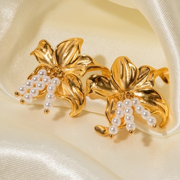 Golden Flower Earrings 🌼 🌸 ✨️ - Picture 3 of 9